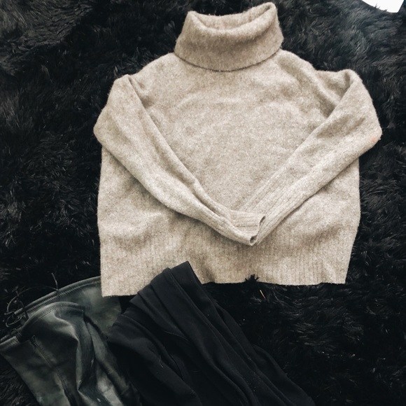 Aritzia Community turtle neck sweater Size M - Picture 4 of 4